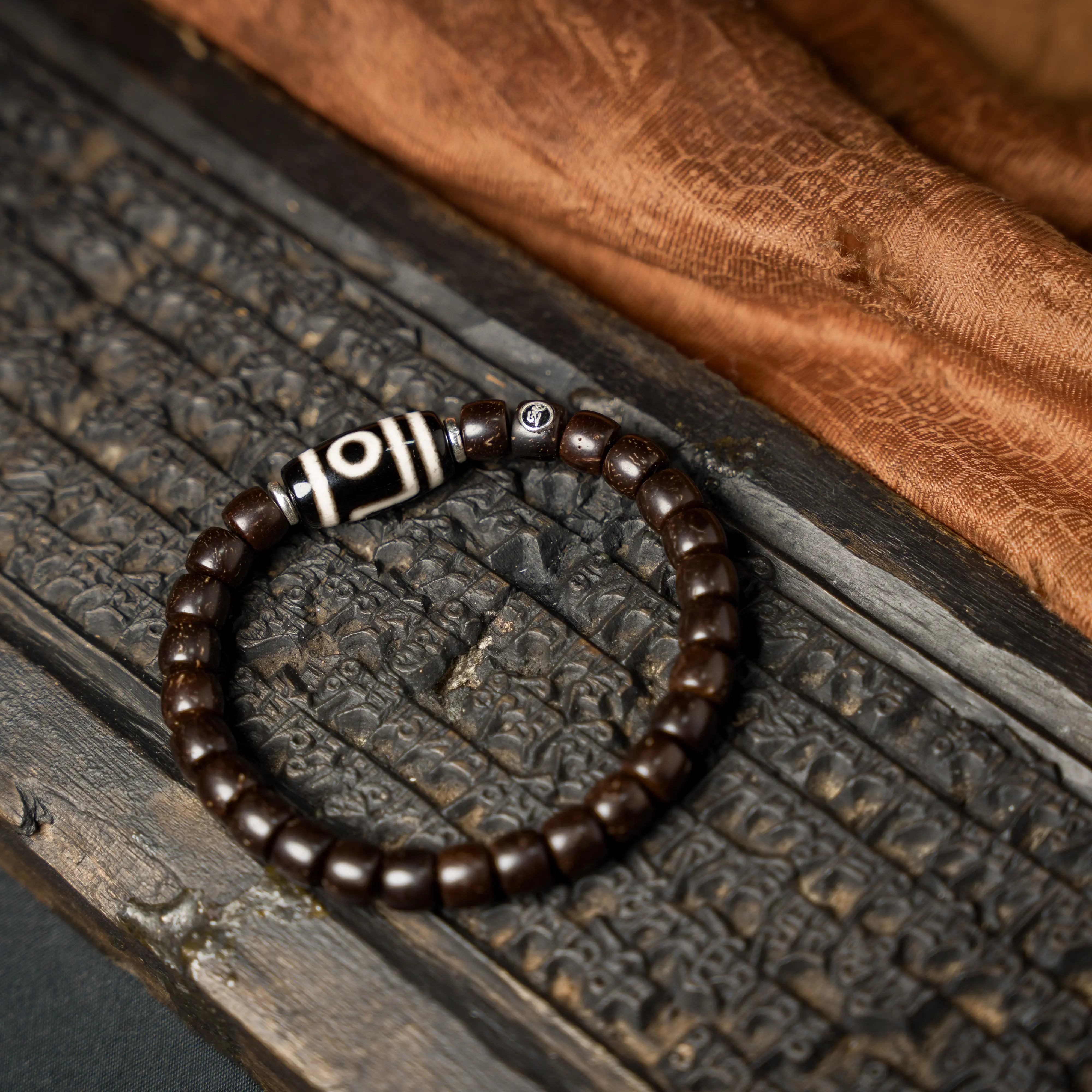 Double-Eyed Dzi Bead and Coconut Shell Bracelet（Women）