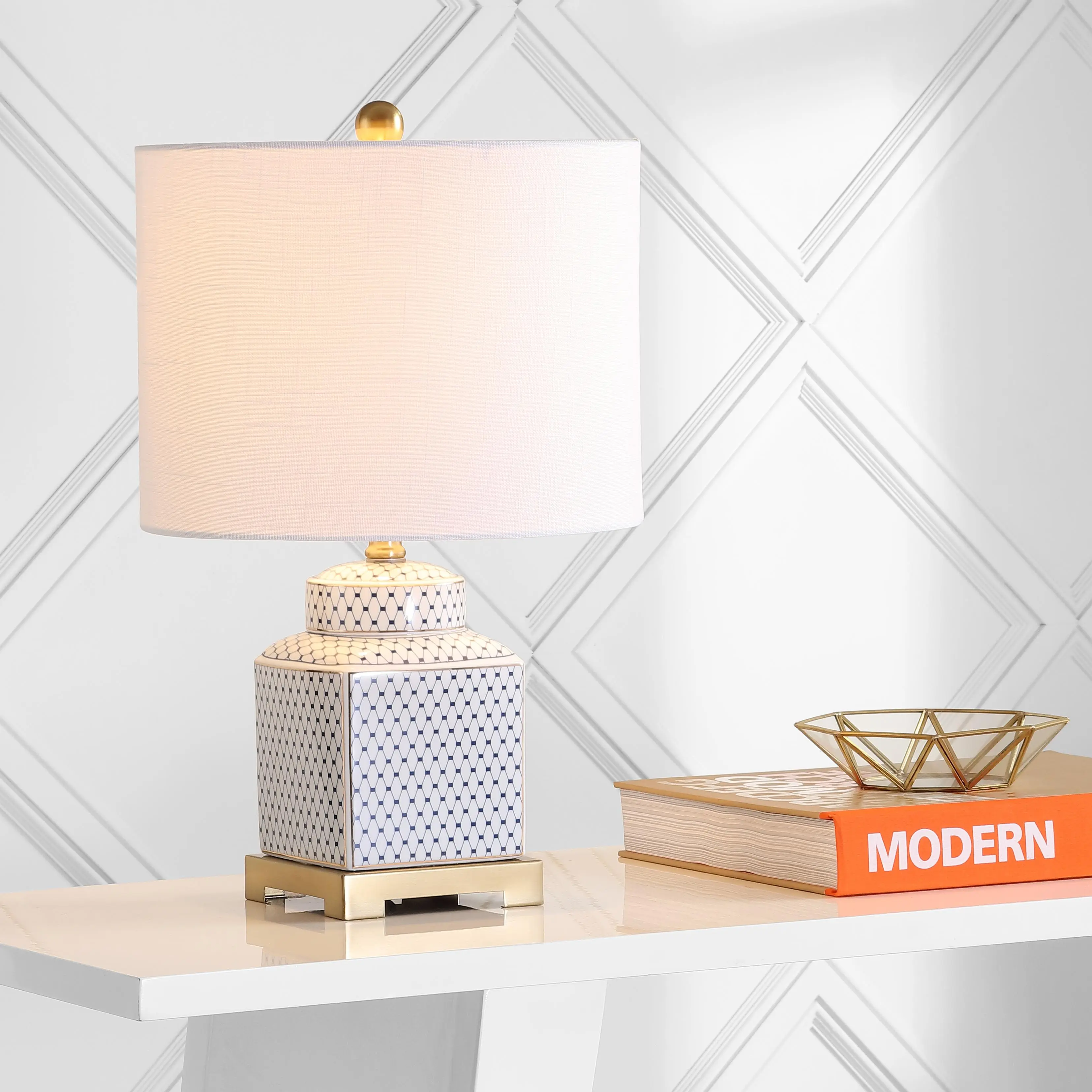 JONATHAN Y Cleo 21.5" Ceramic Metal Ginger Jar Table Lamp | Modern Chinoiserie Fishnet Pattern, Brass Gold Base, Linen Drum Shade, Rotary Switch, LED Bulb Included