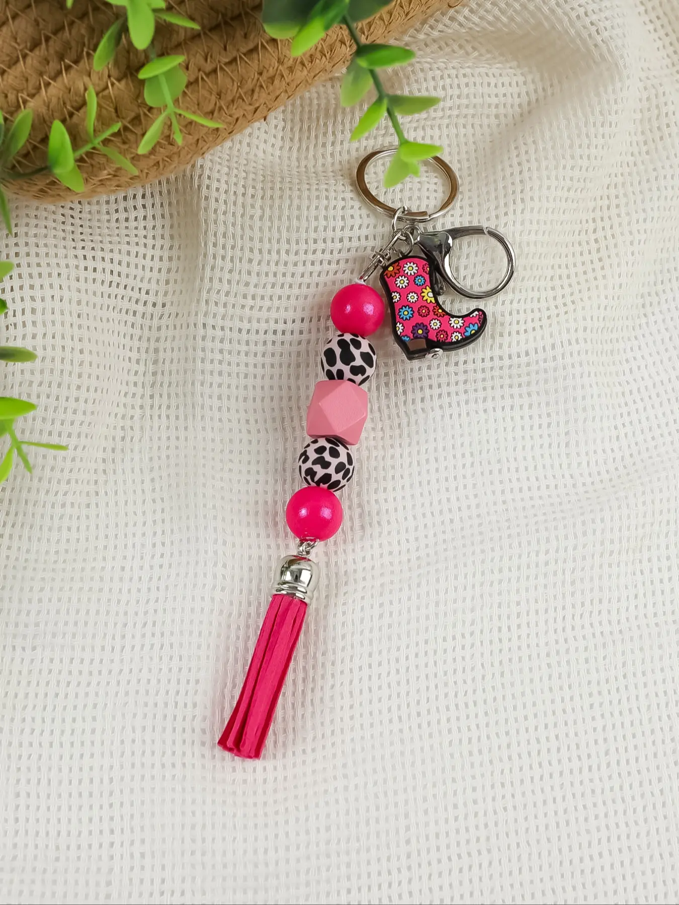 Western Cowboy Boot Beaded Keychain for Women, Leopard Print Beads, Faux Suede Tassel, Boho Style, Handmade Enamel, Metal Clasp, Aesthetic Keychain