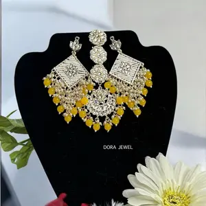 Kundan Earrings and Tikka Set - Indian Earrings & Tikka for Parties with Traditional Indian Craftsmanship and Unique Design
