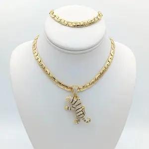 Yordy Italian fabric set, handle and chain with Dije, marked in 14k gold, high quality.