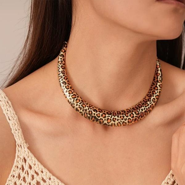 ANDKISS U-Shaped Necklace — The Bold Punk Clavicle Chain That’s Pure Main Character Energy. Western-Inspired, High-End, and Totally Unhinged (In a Cool Way).