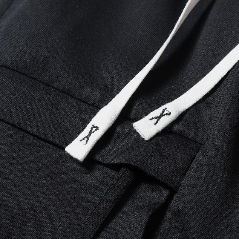 Men’s summer solid-color cargo shorts—fashionable, versatile, with large pockets and an adjustable drawstring waist; suitable for everyday work, casual wear, and outdoor sports.