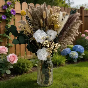 Scandinavian decor: neutral, airy dried flower bouquet