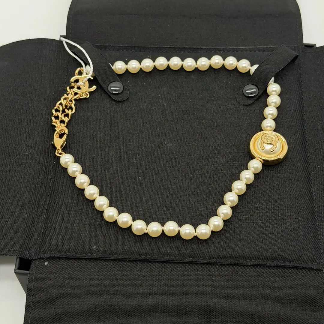 Pre-owned Chanel White Pearl Necklace LUE2026003