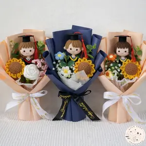 Crochet Graduation Bouquet with Graduate Doll – Handmade Class of 2026 Senior Gift, Cute Amigurumi Flower Bouquet, Graduation Keepsake Gift for Her