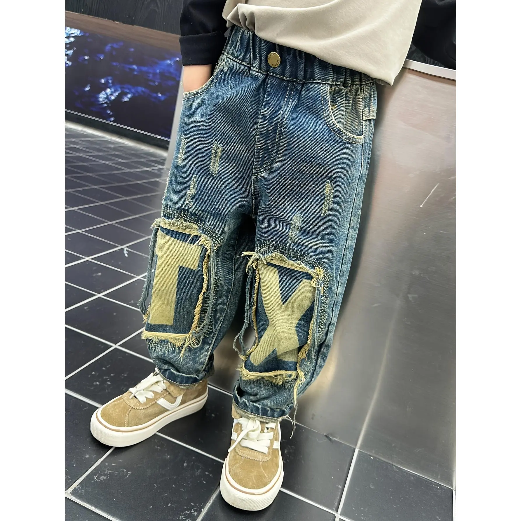 Boys' Wide-Leg Ripped Jeans with Alphabet Patchwork, Loose-Fit Cotton Blend Denim Pants for Kids Ages 6-12 Years, 6 - 7 Years, 6Y, 7Y, Loose-Fitting, Wide-Leg Pants, Ages 6–7, 8Y, 9Y, Ripped Look, Child Size Boys' Jeans, Full Length, Knee