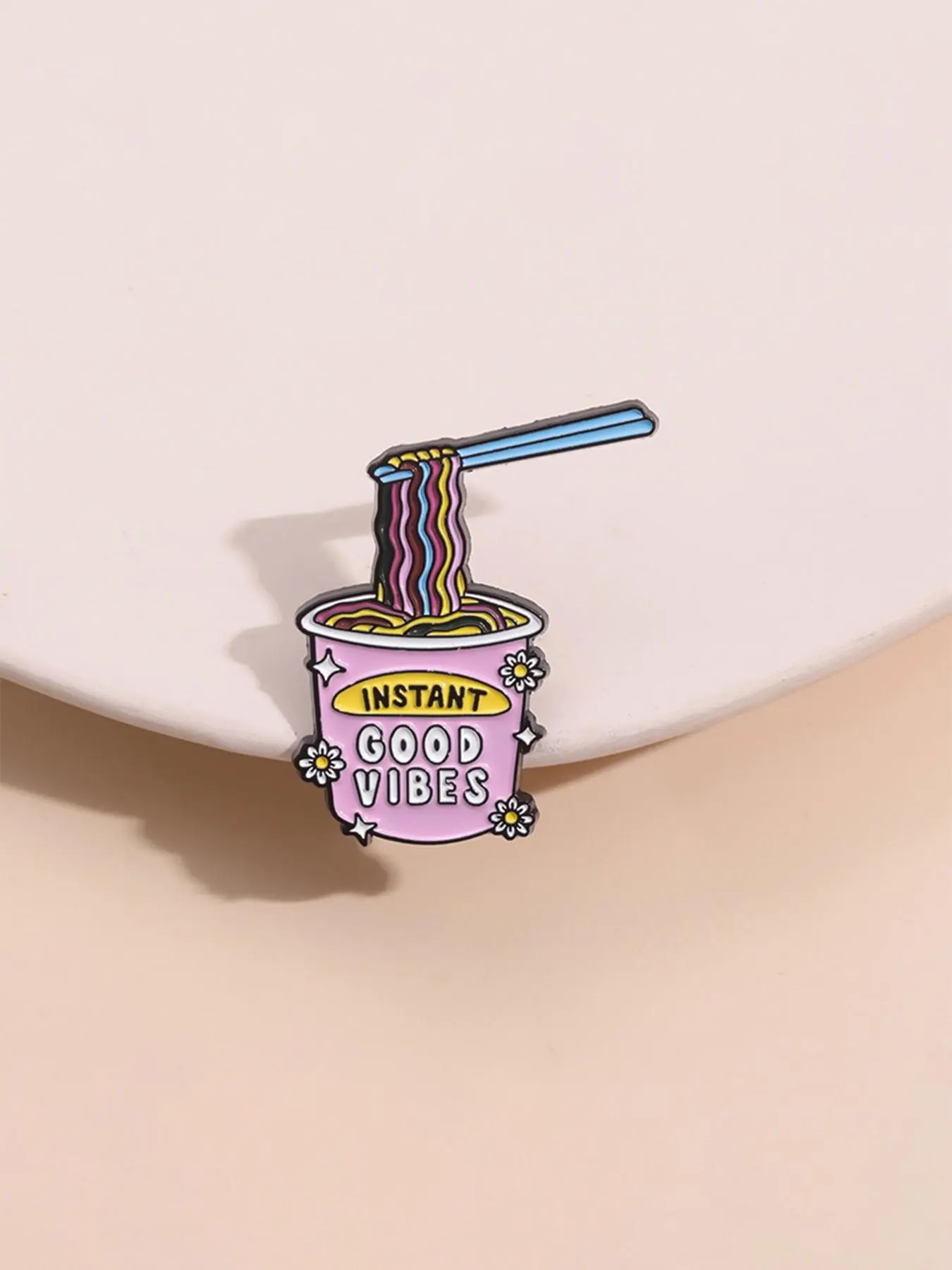 Cute Cartoon Ramen Cup Brooch, Flower Brooch Pin, Fashion Brooch Clip for Women & Men, Alloy Pin Suitable for Backpacks, Jeans, Scarves, Hats Decoration, Fashion Accessory