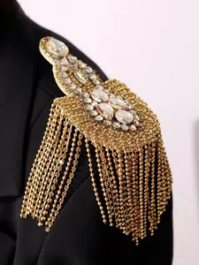 A fashionable, versatile, exquisite, elegant, cool, personalized, and temperament-enhancing men's daily business commuting jewelry with light luxury fringed golden epaulets