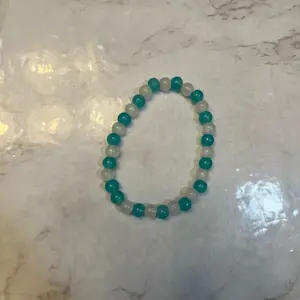 Blue and clear glass bead bracelet