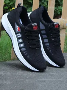 Men's casual sports shoes, made of breathable and comfortable mesh material, with stylish and eye-catching labels, personalized letter decoration design, simple and contrasting red border lines, suitable for daily wear and easy travel