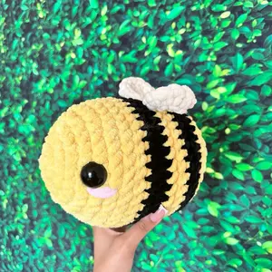 JUMBO crochet bee