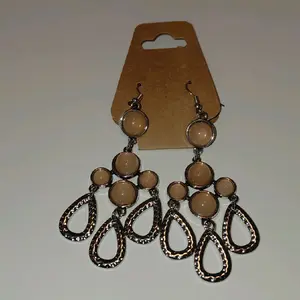 Modern dangle earrings with metallic finish / Aretes largos beige con diseño moderno