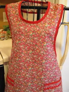 Old Fashioned Grandma Red and Green Calico Floral Full Apron in Large