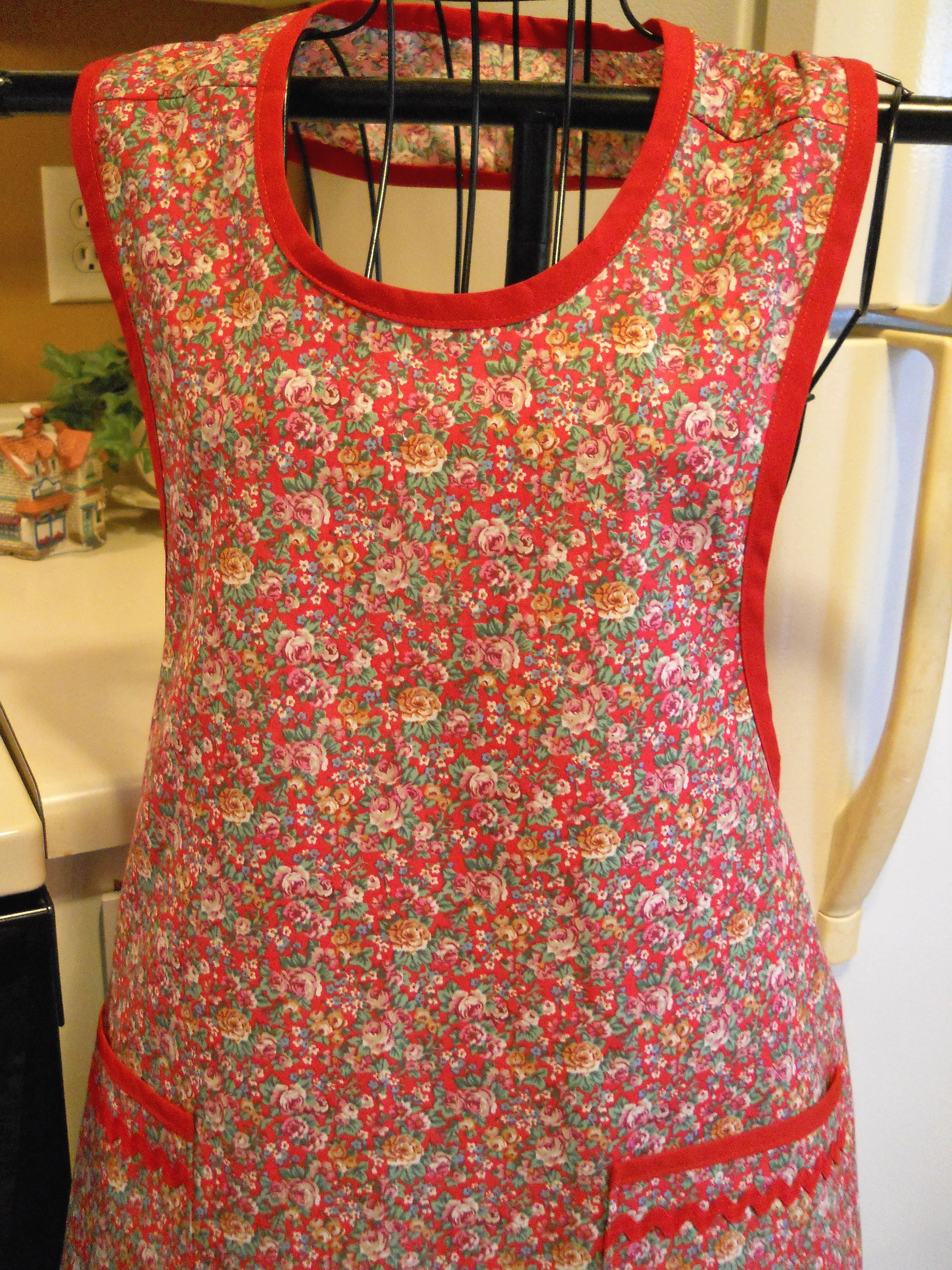 Old Fashioned Grandma Red and Green Calico Floral Full Apron in Medium
