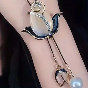 Elegant Vintage Tulip Pendant Necklace