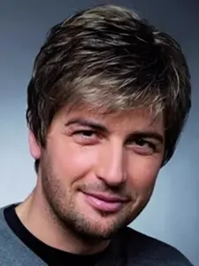 1Pc Fashion Short Curly Mixed Black Wigs for Men，Heat Resistant Synthetic Loose Straight Hair, Suitable for Male Daily Wear, Christmas Cosplay Stage Performance Wig, Synthetic Hairpiece