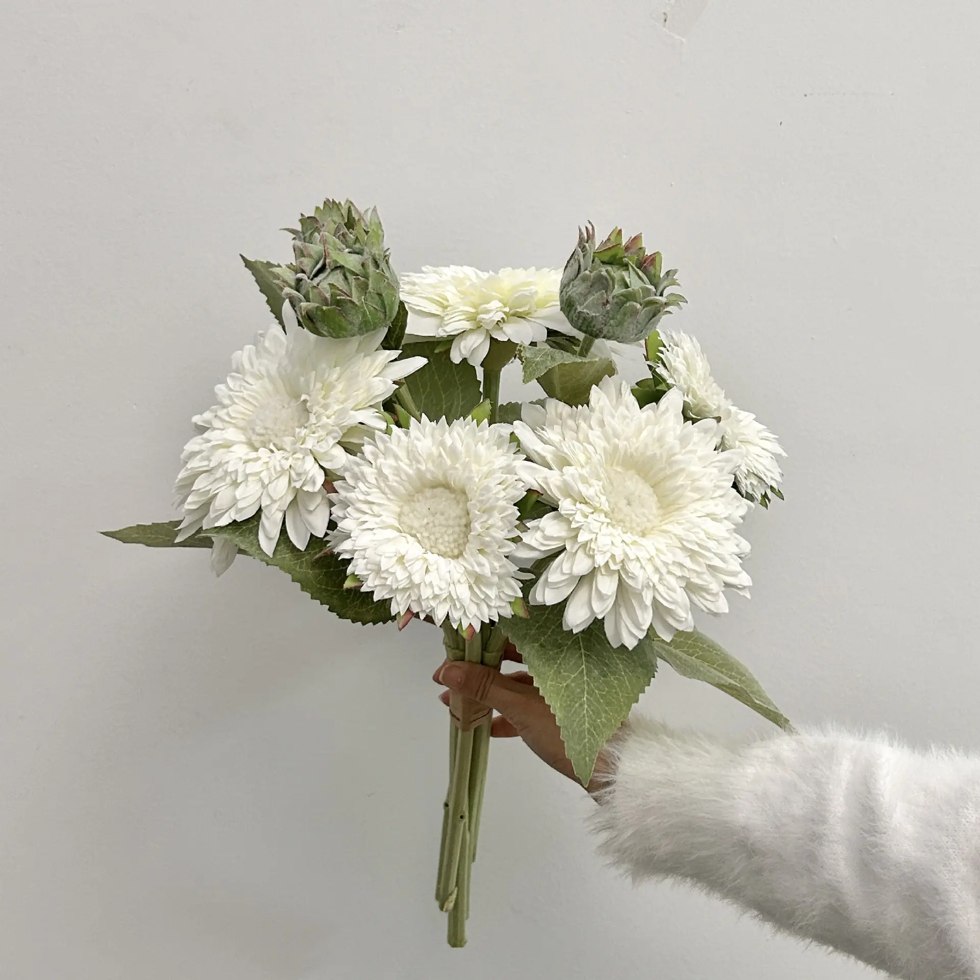 White bouquet (5 flowers, 3 buds)