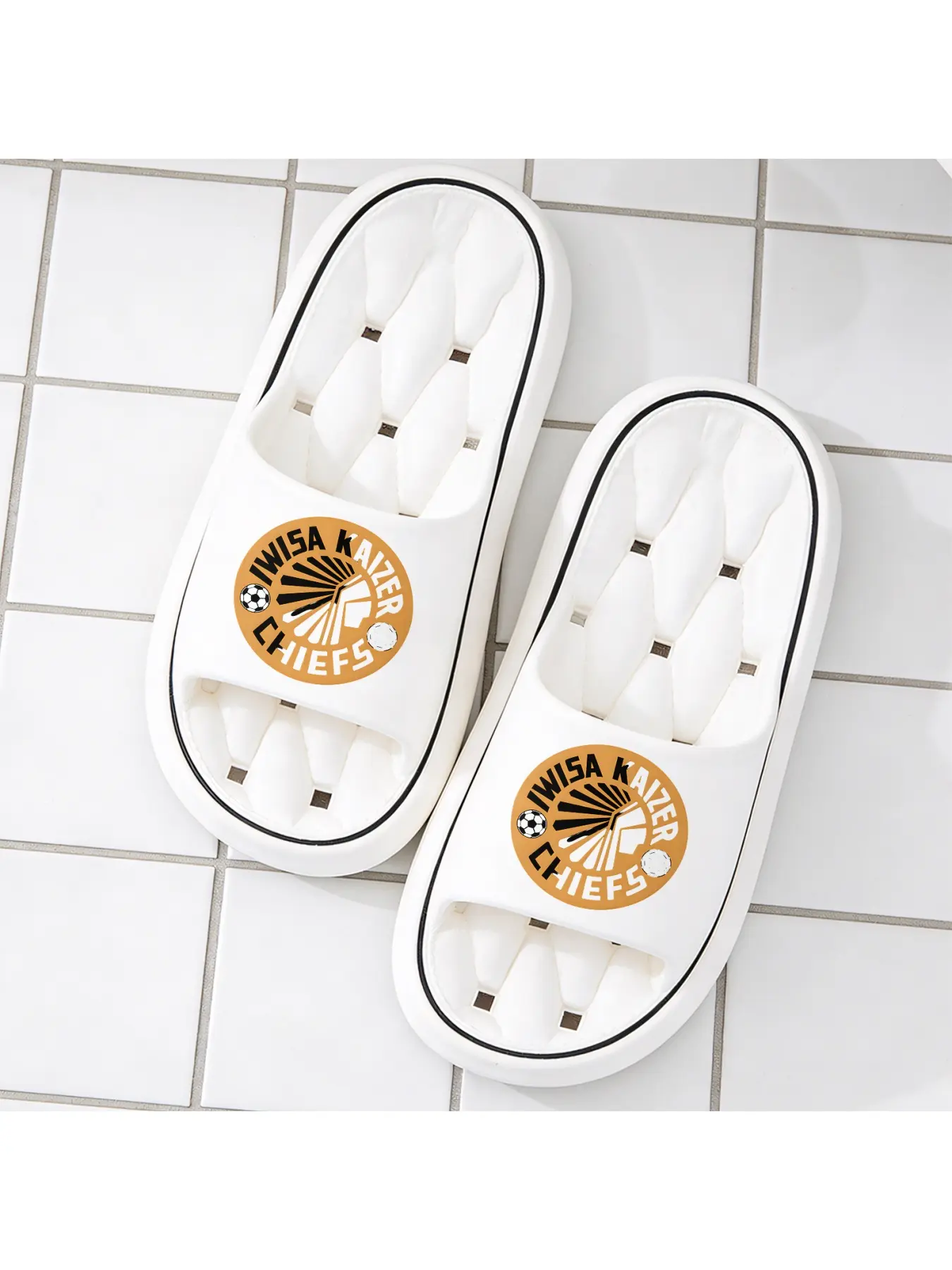 Summer New Hollow Out Sole Slippers with Iwisa Kaizer Chiefs Exclusive Team Logo, Breathable and Not Stuffy, Fit the Foot Shape and Wearable for Long Time, Suitable for Daily Home Leisure, Going
