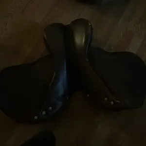 Saddle for Men - Perfect for Long Rides - Leather and Metal Material - Available in Brown and Black