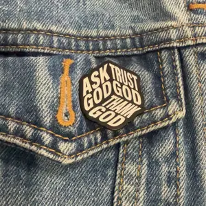 Ask God,Trust God ,Thank God "Fashion Enamel Brooch Decorative Badge Decoration with Unique Dice Design, Casual Backpack Accessory, Perfect Gift for All Seasons, Stylish Letter Pattern, Metal Pin, Enamel Lapel Pins