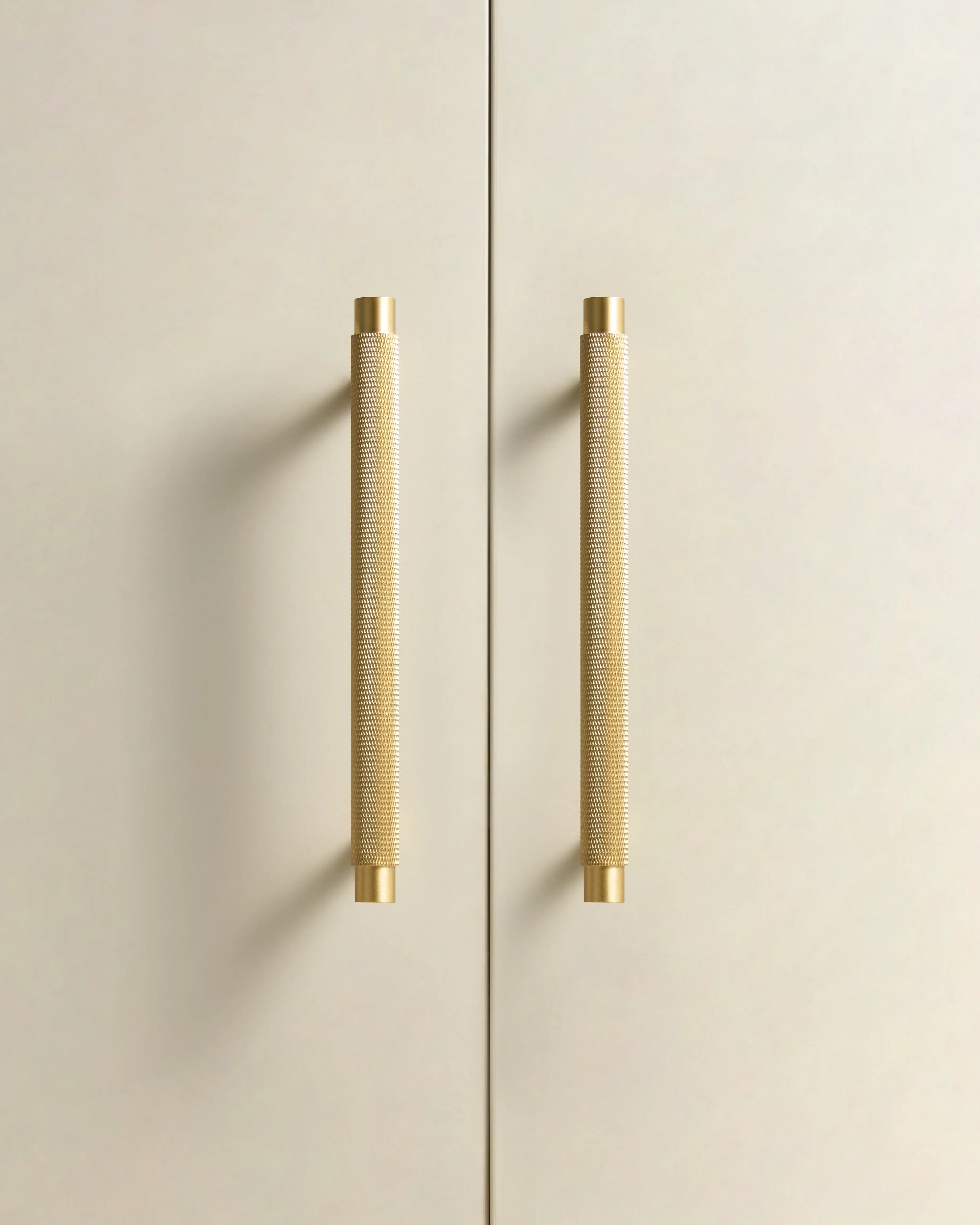 MERCER KNURLED CABINET PULL IN MATTE BRASS