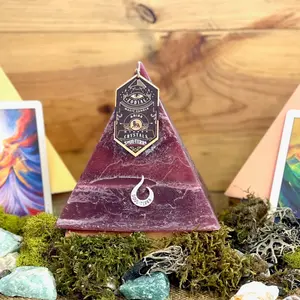 Aries Crystal Candle, Scented with Amber & Oud, Set the world on fire with a Decor Gift for fire signs