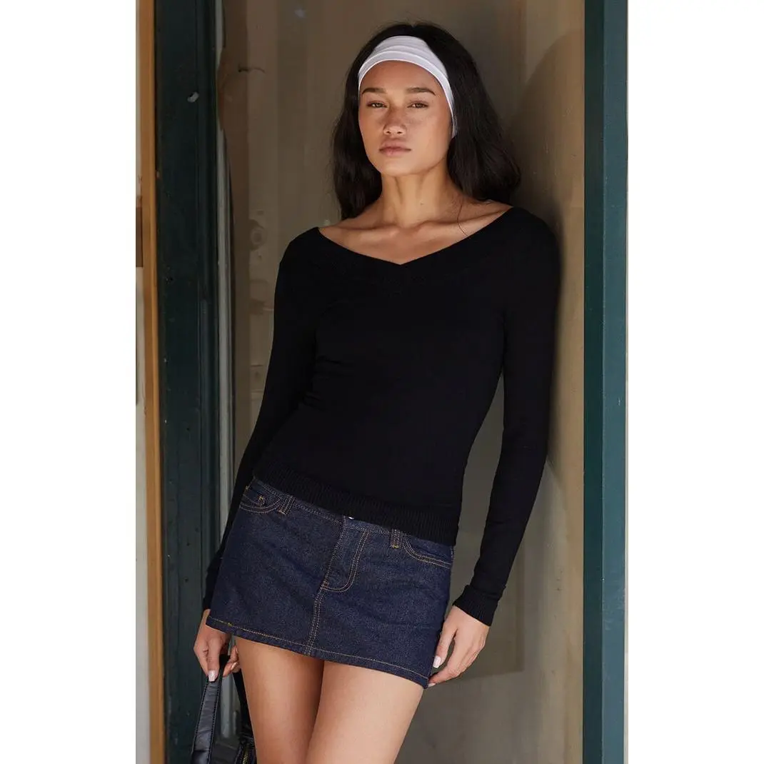 John Galt Women's Black V-Neck Long Sleeve Sweater Top