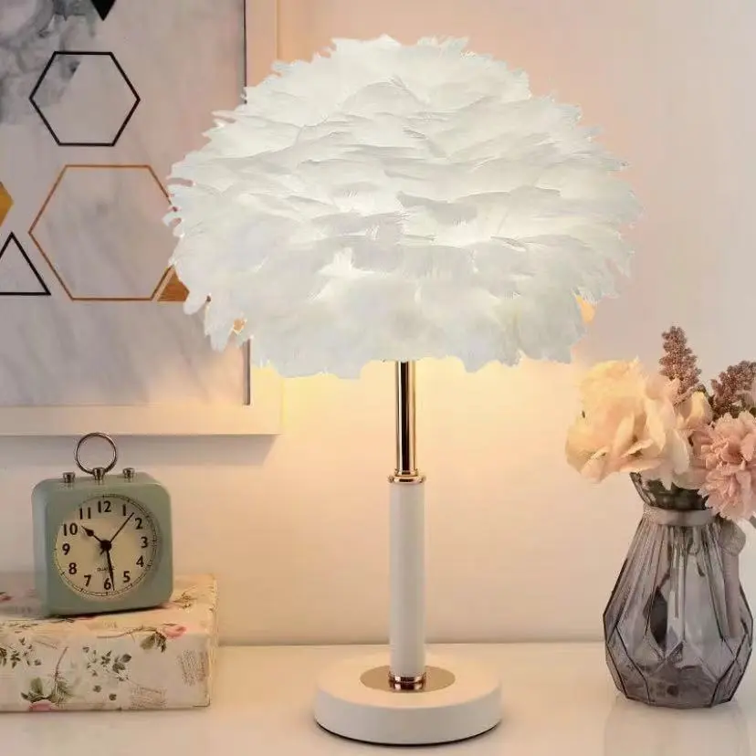 Creative Feather Bedside Lamp / Cute Night Light / Princess-Style Table Lamp — LED Bedside/Desk Lamp; a modern, elegant decorative piece suitable for hotels, weddings, and living rooms; an ideal gift for women.