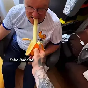 Realistic Banana Peeling Stretch Slow Bounce Prank Toy, Increase Friendship Gift, Perfect for Friends, Fun and Interactive Play