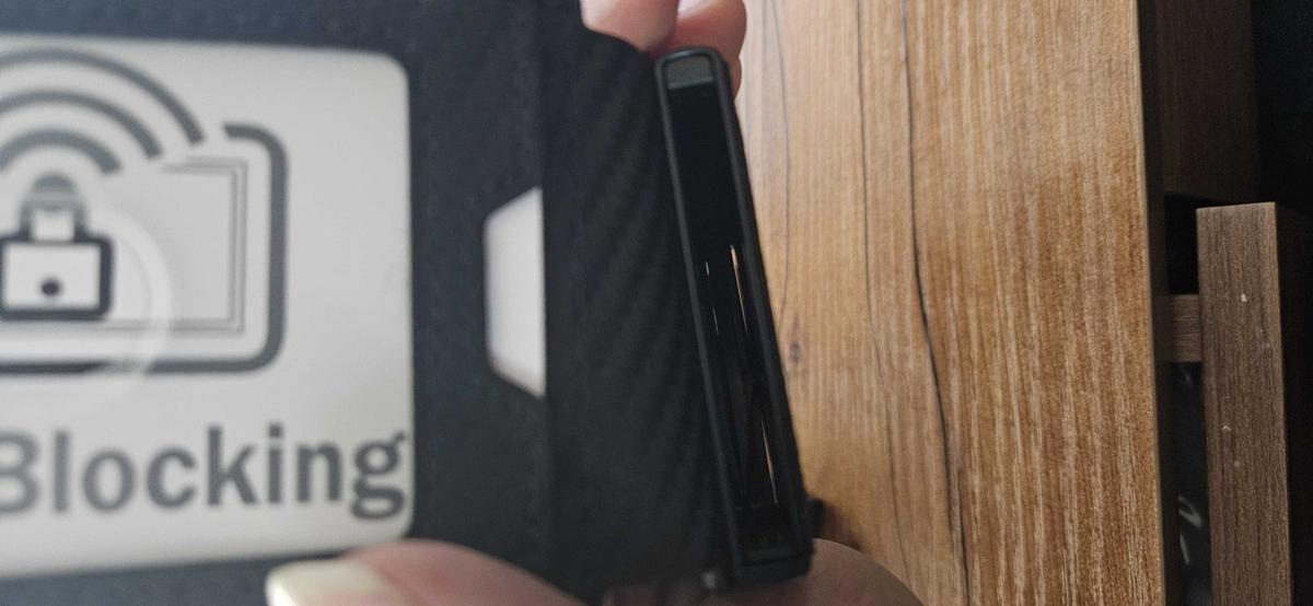 Item: Carbon Fiber Black