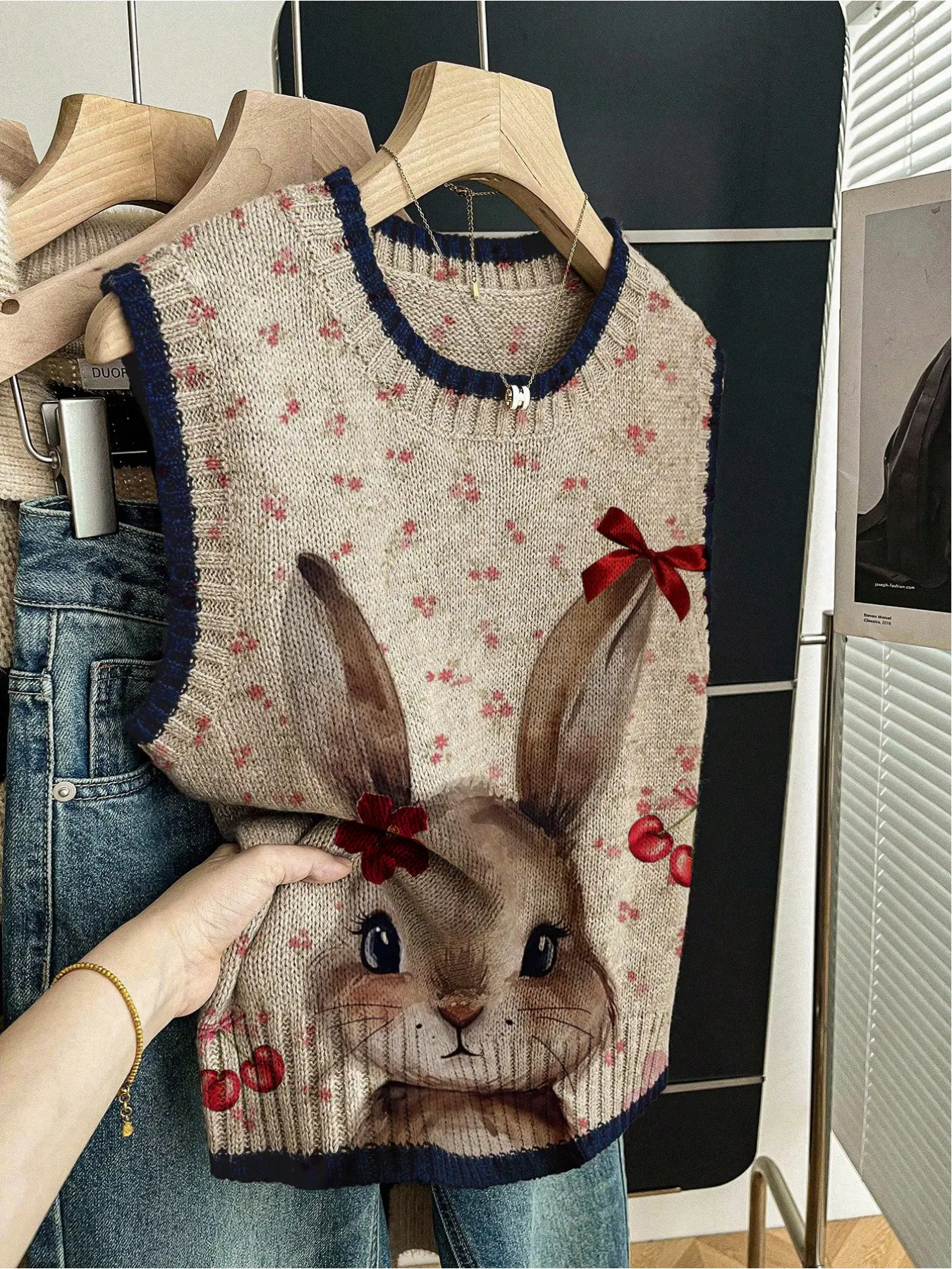 1 piece, Spring/Summer Back-to-School Casual Style Loose Round-neck Sleeveless Knitted Color-Contrasting Dark Blue Edged Patchwork Patterned Rabbit Print Spring Women's Knitted Top for Outfit, Knit Vest Tops, Sleeveless Knitted Vests
