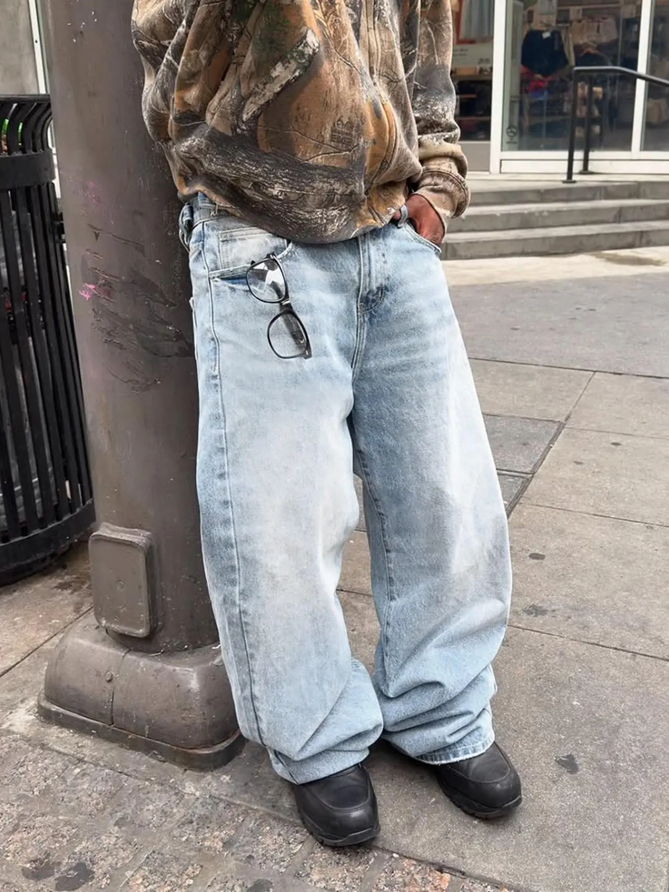 Men's American High Street Streetwear Ripped Distressed Denim Distressed Light Wash Casual Wide-Leg Jeans, Pockets Jeans, Vintage Classic Loose Fit, Stylish and Versatile for All Seasons, Straight-Leg Denim Trousers