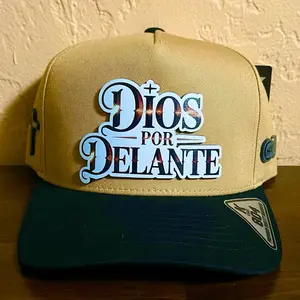 DIOS POR DELANTE HAT