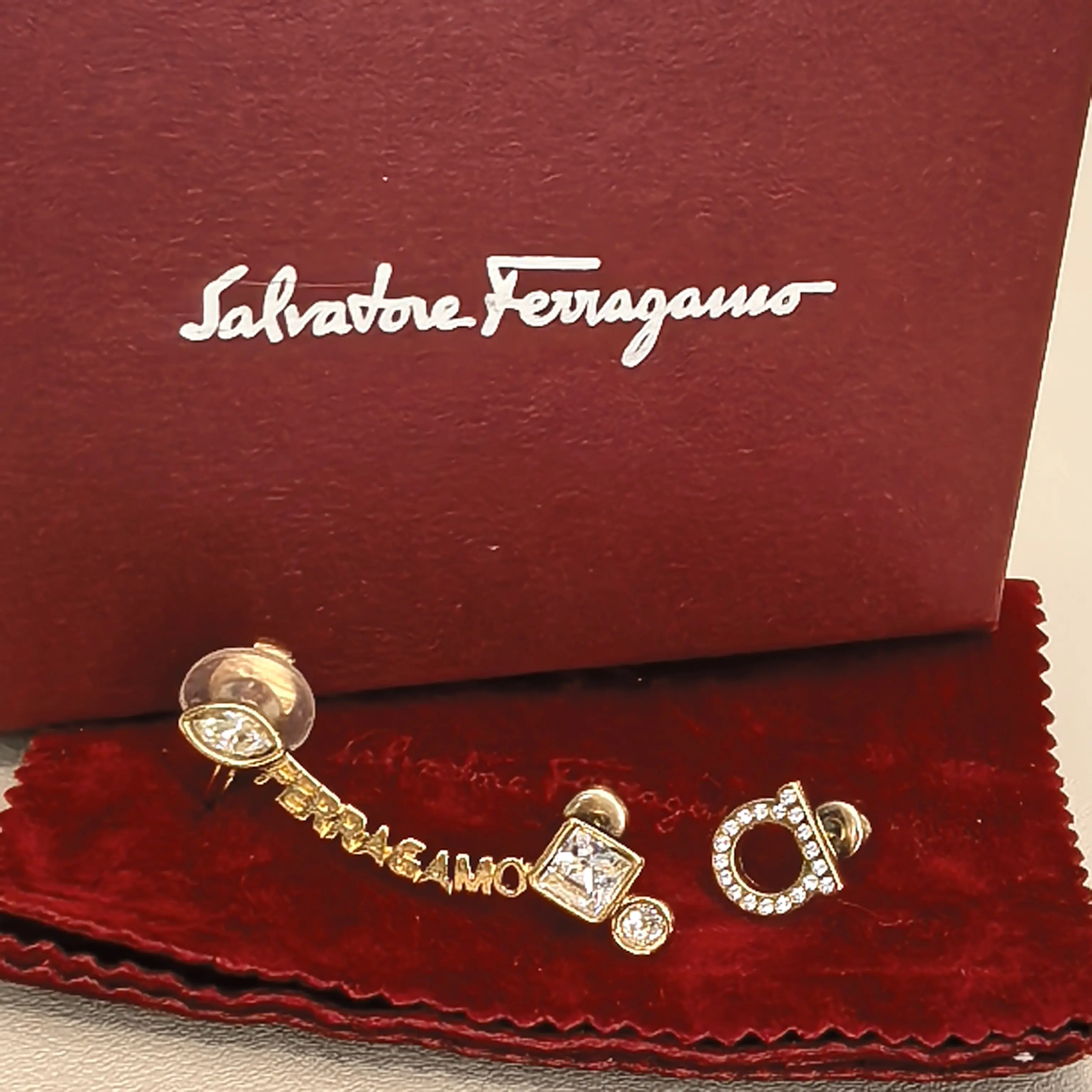 Pre-owned Salvatore Ferragamo Gold Logo Square Crystal Asymmetrical Stud Earrings B8061610