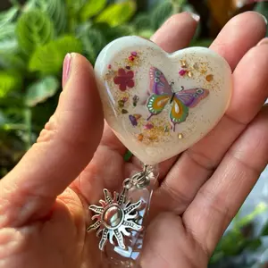 Retractable id badge holder