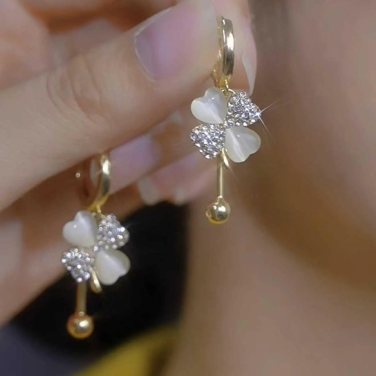Four-Leaf Clover Cat's Eye Stone Ear Cuffs for Women Fresh Versatile Floral Earrings Premium Light Niche Ear Cuffs HNAL31