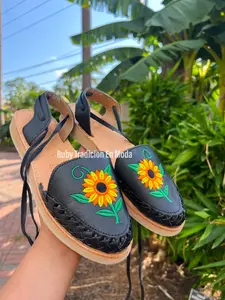 Girasol  Huaraches Lace-Up / Mexican Huaraches/ Leather Sandals/ Mexican Sandals/ Sandalias Artesanales/ Leather Shoes/ Huaraches Bordados/ Huarches de Piel Mexicanos/ Zapato Artesanal/ Embroidered Huaraches/ Mexican Sunflower Sandals