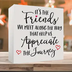 It's The Friends We Meet Along The Way PVC Sign, 1 Count Friendship Themed Desktop Bookshelf Decoration, Creative Desktop Decoration, Desk Signage Decoration, Home Decoration, Office Mini Ornaments, Decoration Items, Room Decor