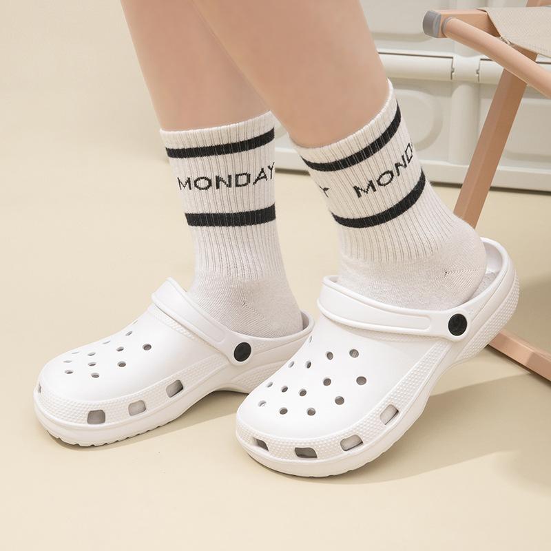 Classic two-way perforated shoes — black/white dual color for couples, EVA breathable non-slip closed-toe slides, suitable for home and outdoor use, beach shoes