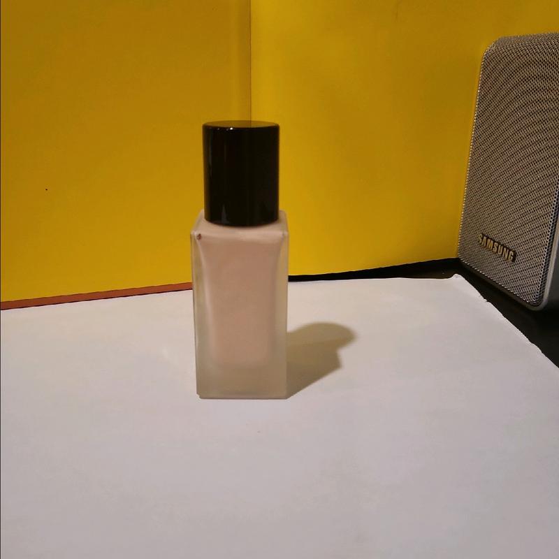 Introducing the IL MAKIAGE Woke Up Like This Flawless Base Foundation - the perfect foundation for a flawless, natural-looking complexion. With 30 ML of product and shade 10, this foundation is ideal for those with light to medium skin tones. Lightweight