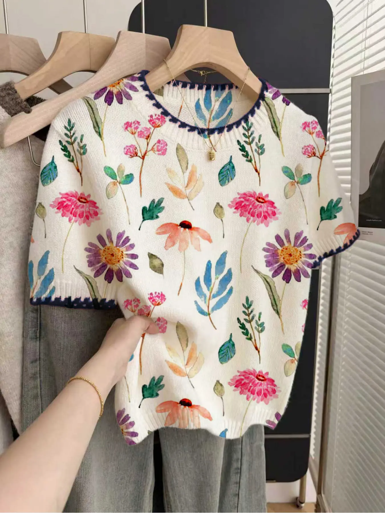 1 piece + French retro loose crew neck Round Neck short-sleeve contrast trim beige women's knitted top with colorful floral prints, spring and summer top, summer casual women's wear, casual top, Casual Knit Tops, Sweater knitwear, knitted, Knitwear
