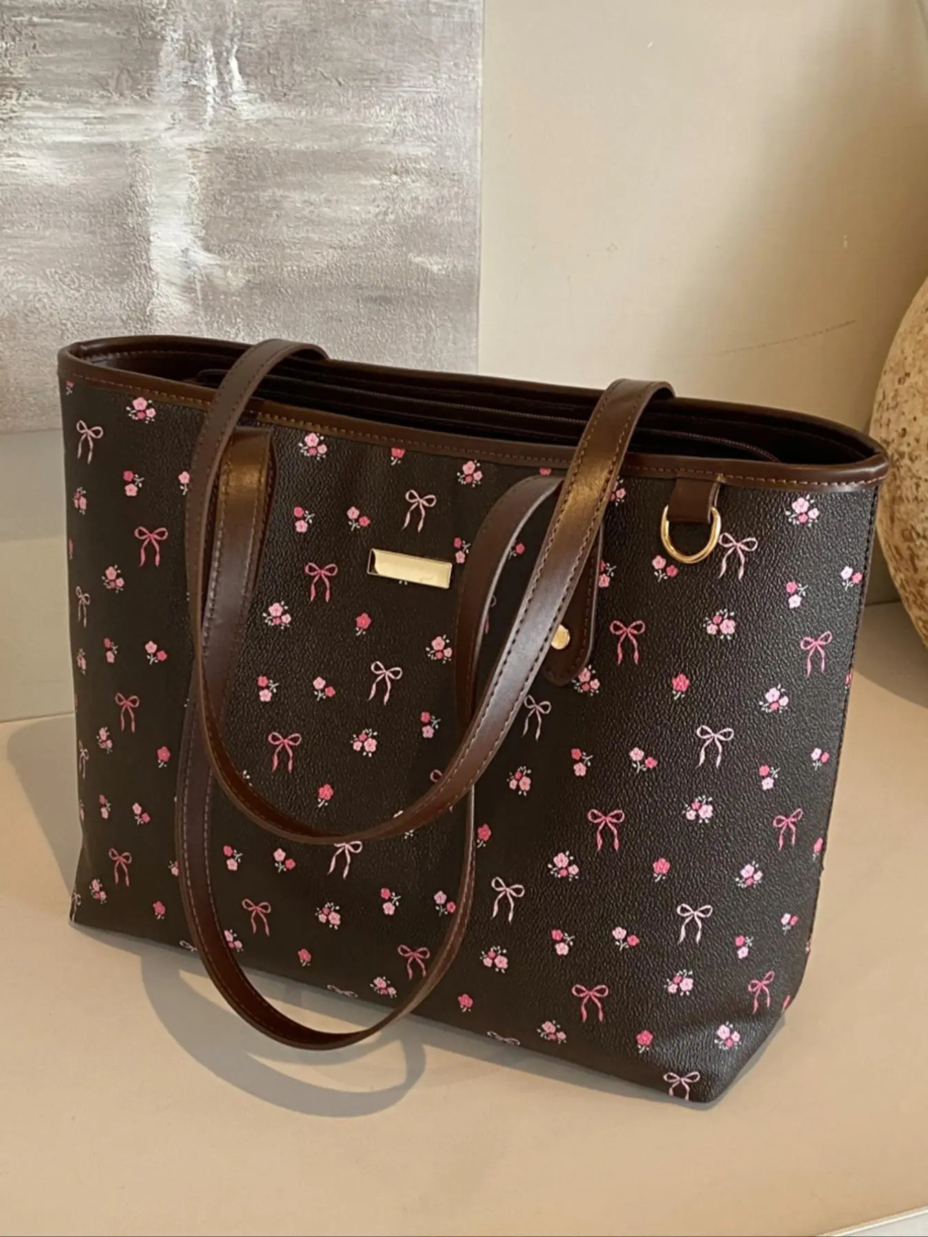 Personalized random pattern flower pattern women's shoulder bag, Trendy Commuter Bag, lightweight and simple women's armpit bag, versatile contrasting color women's bag, suitable for commuting, shopping, dating, parties, outings and other occasions.