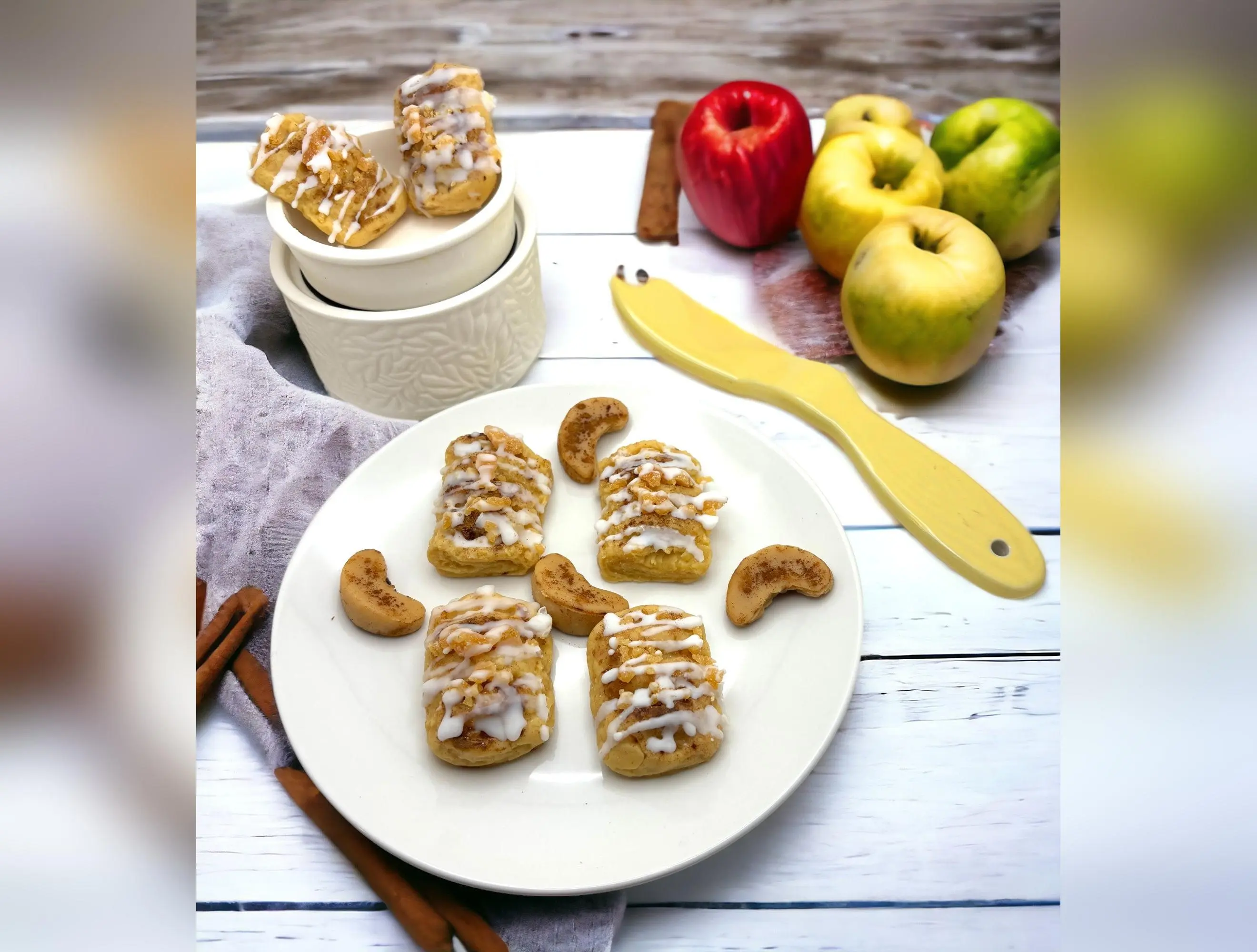 Apple Cinnamon Streusel Pastry Wax Melts. Bakery Wax Melt. Soy Wax Melts. Strongly Scented Wax Melts/Wax Tarts for Wax Warmers. 4 oz. 4 Streusel Pastries +4 Baked Apple Slices