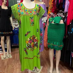 Batita verde en rayón bordado