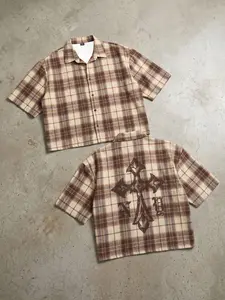 Men's Cross Print Brown Checkered Plaid Short Sleeve Shirt, 100% Polyester, Wrinkle-Resistant & Breathable, Oversized Streetwear Button-Up, Ideal for Casual Wear & Y2K Grunge Style