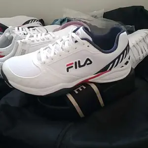 Fila Mens Volley Zone Pickleball Pickleball Sneakers Shoes - White