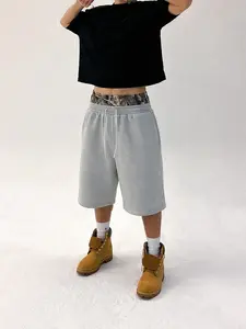 Men’s camouflage over-the-knee shorts with branch motif texture at the waistband, relaxed street style, suitable for summer outfits