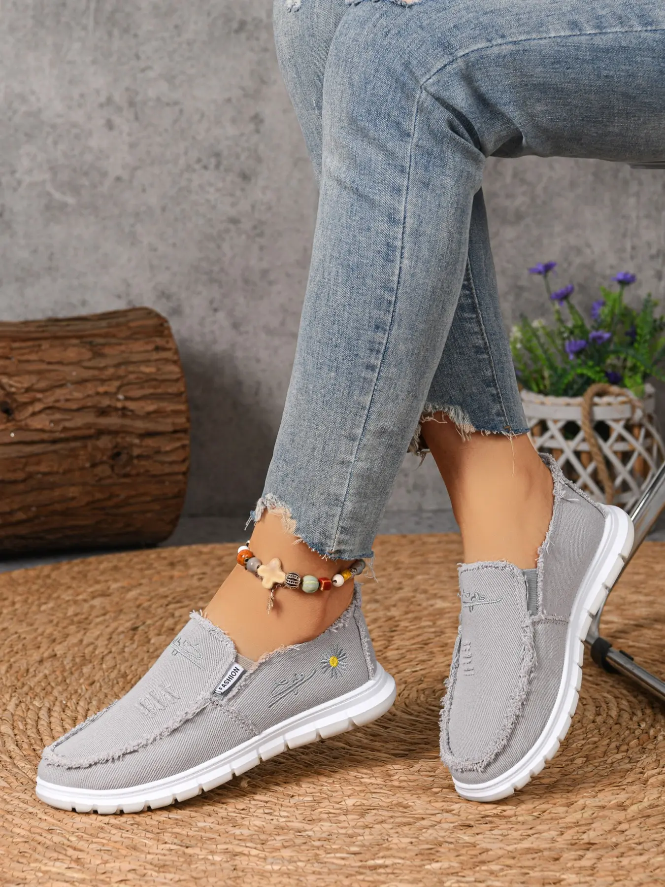Women's Casual Canvas Slip-On Loafers - Lightweight Walking Shoes with Daisy Embroidery & Frayed Edge for Daily Commute, Outdoor Walks and Casual Streetwear