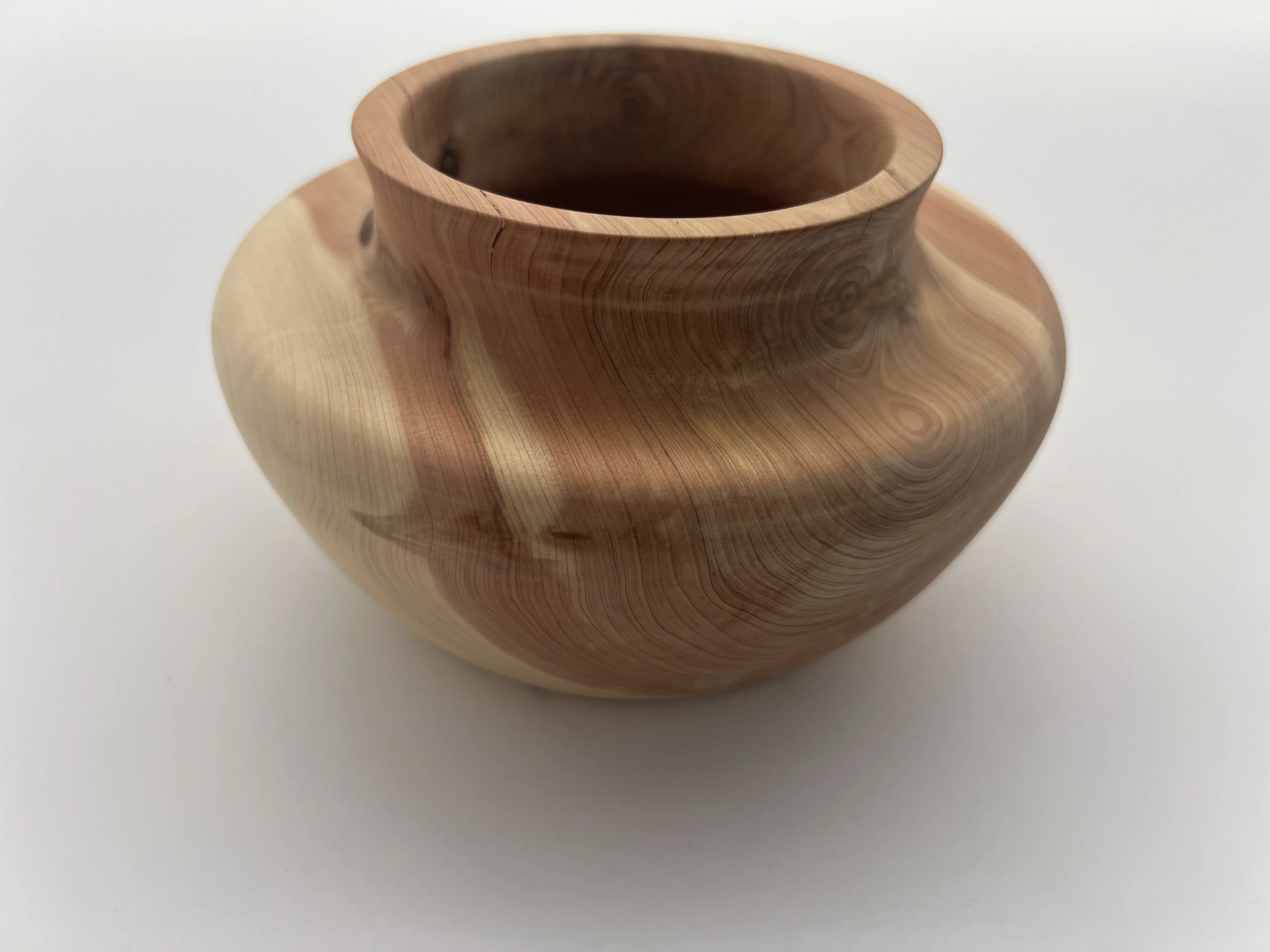 Handcrafted Cedar Pot-Pourri Pot - Classic Artisan Craftsmanship, Natural Aromatic, 5 3/4" Diameter x 3 1/4" Tall, Fresh Scented Decor for Home